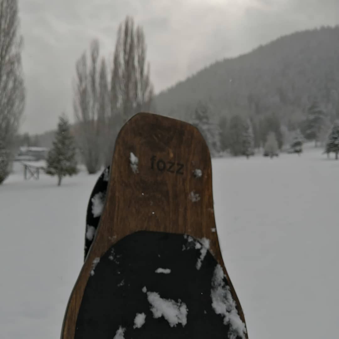 Longboard Fozz debout dans la neige fraîche
